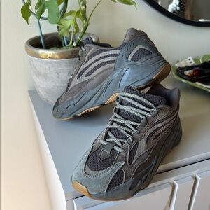Adidas Yeezy Boost 700
